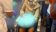 Un nourrisson retrouvé dans la poubelle des toilettes d’un avion