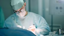 Un chirurgien grave ses initiales sur les organes de ses patients