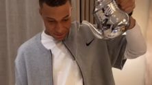 Que fait Kylian Mbappé avec un thé à la menthe à la main ?