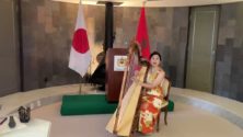 Une japonaise joue l’hymne national à la harpe