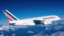 Pendant ce temps-là, un couple voyage, seul, à bord d’un Airbus reliant Agadir à Paris