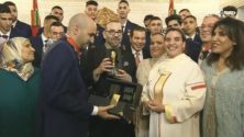 Regragui et ses joueurs offrent au Souverain une réplique de la coupe du monde