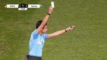 VIDÉO : Pour la première fois, un arbitre fait sortir un carton blanc et voici pourquoi
