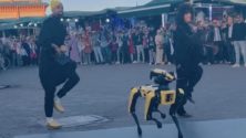 VIDÉO : Un robot danseur fait le show à la place Jemaa el-Fna