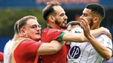 Un supporter envahit la pelouse pour câliner Aboukhlal lors du derby de l’Occitanie