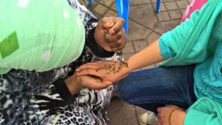 Une « Nekacha » à Jemaa el-Fna facture un tatouage au henné à une touriste pour 1200 DH