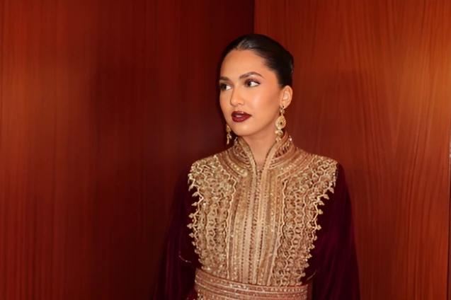 Manal Benchlikha triomphe à Dubaï en caftan marocain et remporte un Emmy Award