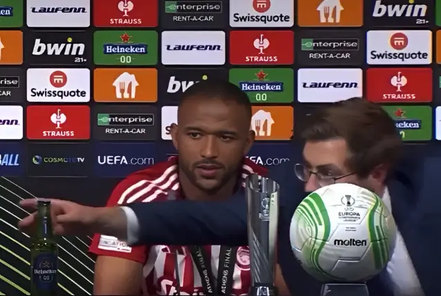 Le geste d'Ayoub El Kaabi pendant la conférence de presse de l'UEFA