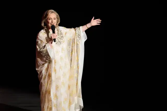 Hillary Clinton enflamme les Tony Awards en gandoura marocaine