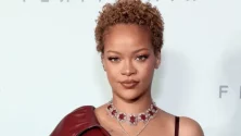 Rihanna dévoile ses cheveux naturels à l’occasion du lancement de sa marque Fenty Hair