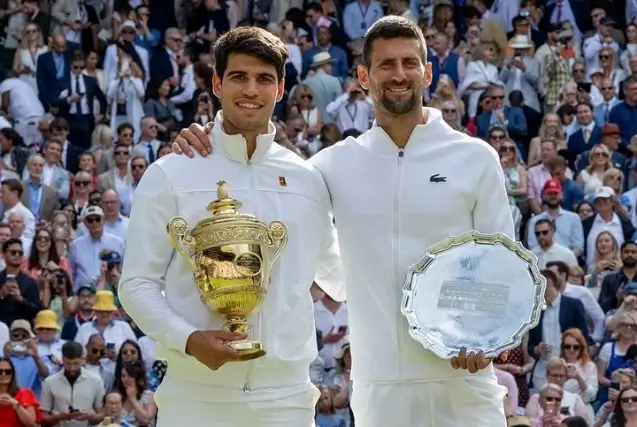 Wimbledon 2024 : Alcaraz pulvérise Djokovic en finale, le choc des générations