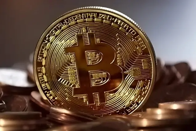 Le cours du bitcoin dépasse les 100 000 $ et bat un record