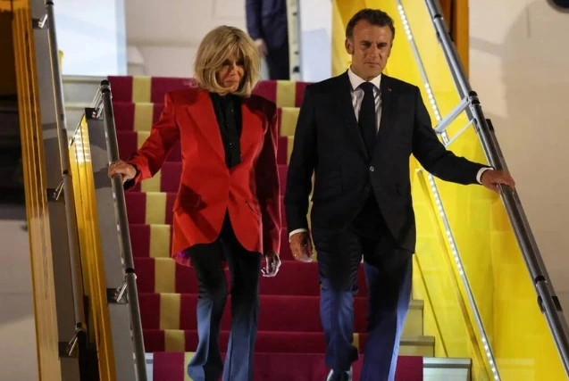 Un moment embarrassant pour Emmanuel et Brigitte Macron à Hanoï