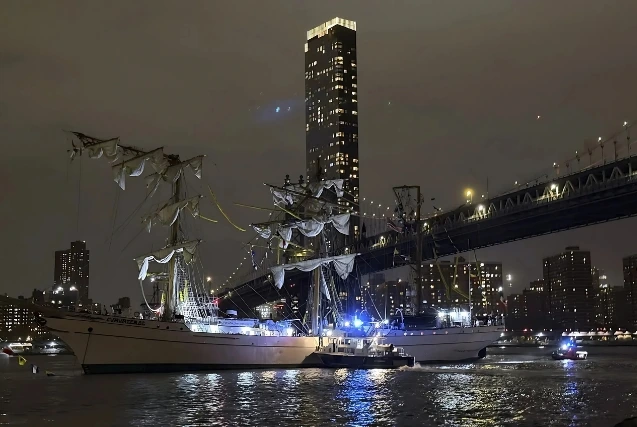 Vidéo : Quand un navire mexicain fait la rencontre du pont de Brooklyn